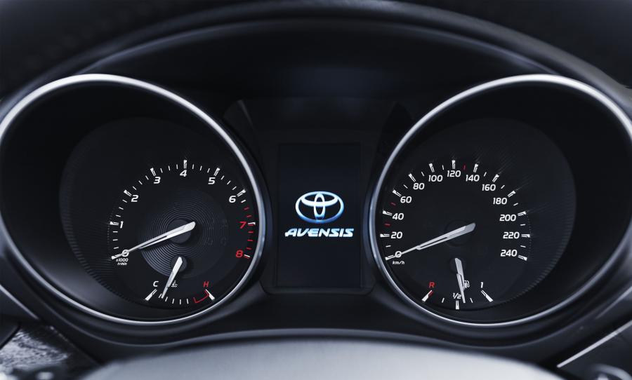 Панель приборов Toyota Avensis Sedan (T270) 2015 года  (фото 26 из 34)